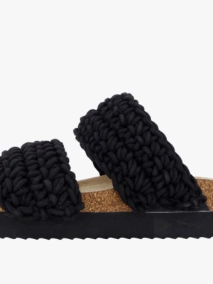 Svarta Duffy tofflor - Säljer ett par svarta sandaler med två breda stickade band över foten. Sulan är i kork-look och har en räfflad svart undersida. Perfekta för dig som gillar en chill och trendig stil med unika detaljer.