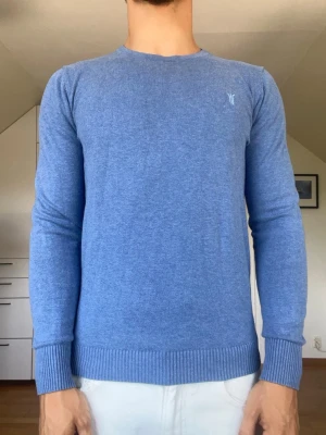 Ljusblå stickad tröja - Ljusblå stickad tröja från Bruun & Stengade tillverkad i 100% bomull. Strl S. Inga defekter. Modellen är 178 cm och väger 77 kg. Hör gärna av dig vid frågor!