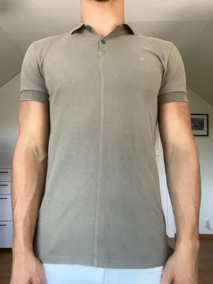 Ljusgrön pikétröja - Ljusgrön piké från J.Lindberg tillverkad i 100% bomull. Strl S. Inga defekter. Modellen är 178 cm och väger 77 kg. Hör gärna av dig vid frågor!