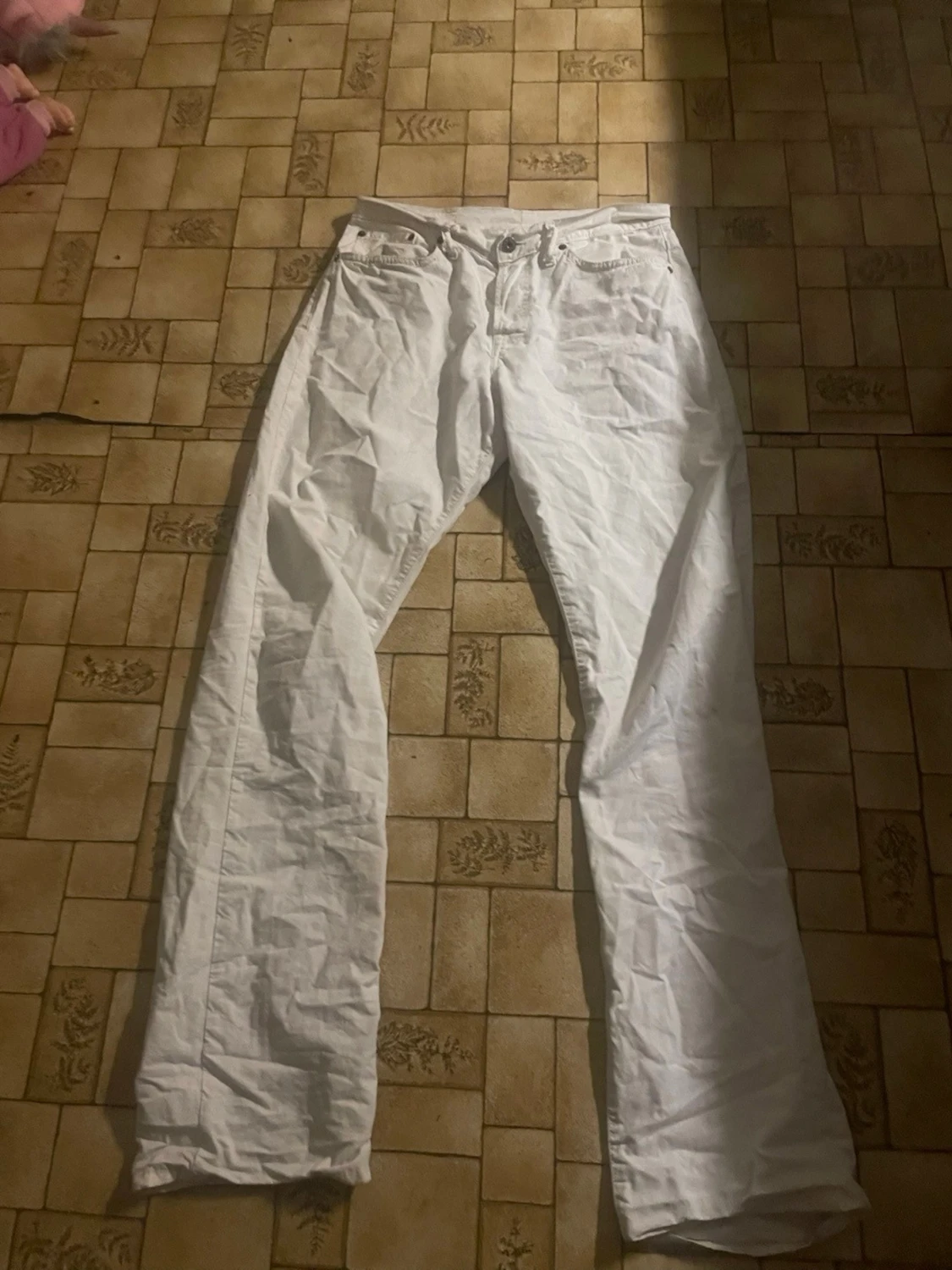 Ett par vita Replay Jeans