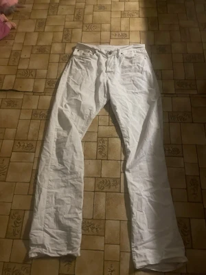 Ett par vita Replay Jeans - Säljer ett par vita replay Jeans efter som jag inte använder dem passar fint och kan styla med andra färger och det kommer ändå se bra 