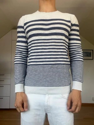 Randig tröja i blått och vitt - Randig tröja från märket Esprit. Strl S. Inga defekter. Modellen är 178 cm och väger 77 kg. Hör gärna av dig vid frågor!