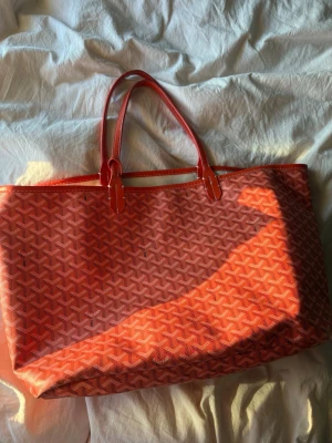 Orange väska - Superfin väska som är i bra skick!