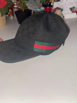 svart keps  - Säljer denna då den inte kommer till användning längre för min bror.