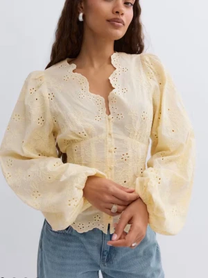 Gul broderad blus  - Söt gul blus med broderade blommor och hålmönster. 