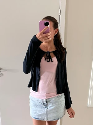 Mörkblå tunn kofta med knytning - Säljer denna mörkblåa koftan som är perfekt till att piffa upp en outfit. köpt på lager157. jättefint skick! säljer då den är för liten för mig. skriv om ni har frågor💗