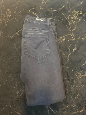 Dondup George Nero Skinny-fit jeans - Säljer nu mina Dondup George jeans. Jeansen är knappast använda och köpta på merchsweden för runt 2000kr. Storlek 33 och hör av gödning gärna vid fler frågor