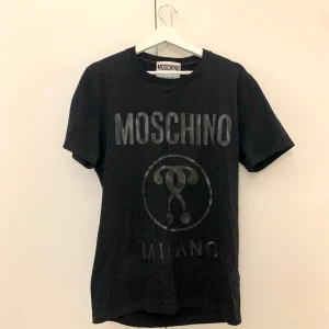 Moschino T-Shirt - Äkta Moschino T-shirt, Storlek S/M. Använd snålt.  Kan säkert fixa fram kvitto för den som vill ha.