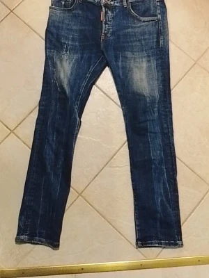 Dsquared2 Jeans  - Säljer dessa Dsquared2 jeans med raka ben och snygga slitningar framtill. Jeansen har klassisk femficksmodell och kontrastsömmar. Perfekta för en avslappnad och trendig look.