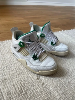  Air Jordan 4 retro metallic green - Air Jordan 4 retro metallic green, väl använda men inte trasiga någonstans. Säljer pga att de stått oanvända länge nu 