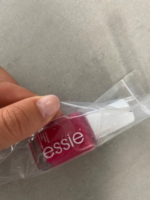 Essie rosa nagellack - Säljer ett helt nytt och plomberat nagellack från essie! Fått i present men kom inte till användning💗