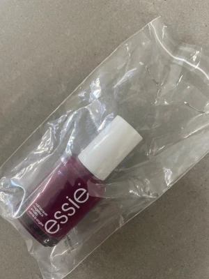 Mörklila nagellack från Essie - Helt nytt och plomberat lila nagellack från essie! Fått i present💓