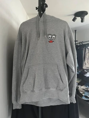 ODZ Hoodie Grå - ODZ Hoodie Grå Storlek: M Passform: Oversized Krage: Hög krage med huva Material: Bomullsblandning Skick: Hoodien är i ett bra skick med en defekt som syns på bild Nypris cirka: 600 kr