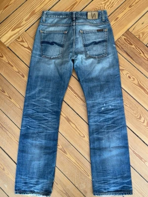Selvedge nudie jeans average Joe 2009 - Tjena!  Säljer ett par nudie jeans average Joe Selvedge ifrån ungefär 2009 I worn Selvedge.  Mått: midja: 40cm längd: 103cm lår: 24cm benöppning: 20cm måtten kan variera 1cm+-  Modellen är 180cm 65kg och bär storlek w31 L32  Fråga gärna frågor!