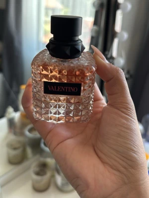 Valentino Coral Fantasy parfym  - Säljer en 50ml coral fantasy från Valentino då den inte var i min smak, endast testad och köpt på flygplatsen💓
