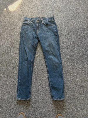 Nudie Gritty Jackson - Säljer ett par otroligt feta Nudie Gritty Jackson i storlek W31/L32. Dessa par byxor är i otroligt fint skick och får dig att sticka ut i snygghet! 