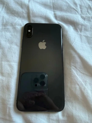 iphone xs  - iphone xs, 64gb, batterihälsa 75%, fint skick förutom några sprickor men det påverkar inte 