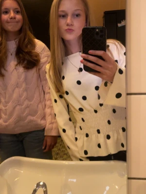 Vit blus med svarta prickar - Säljer en söt vit blus med svarta prickar och tajtare midja. Säljer då den inte kommer till användning längre, den är i strlk M men jag brukar ha xs så passar storlekarna där emellan☺️ Köparen står för frakt❤️