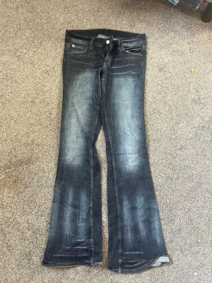 Mörkblå bootcut jeans - Säljer ett par mörkblå bootcut jeans från weekday. Aldrig använda så ser ut som helt nya. Säljer för att de inte kommer till användning💕 nypris 399kr 
