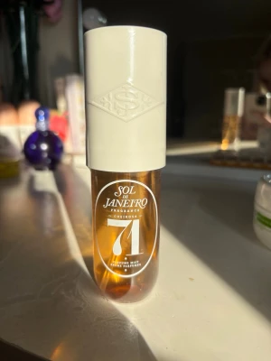 Sol de Janeiro Cheirosa 71 Parfymmist - Sol de Janeiro Cheirosa 71 är oöppnad och plasten sitter kvar (syns på andra bilden )och tydlig logga framtill. Perfekt för dig som gillar söta och varma dofter. 90ml. 