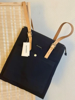 Marimekko Eppu Backpack Reppu Ryggsäck - Marinblå - Helt ny med tags kvar enligt bilder!  Mått:  Bredd : 35 cm Höjd: 40 cm Djup: 8 cm Axelremslängd: 65 cm  Nypris 2399kr 