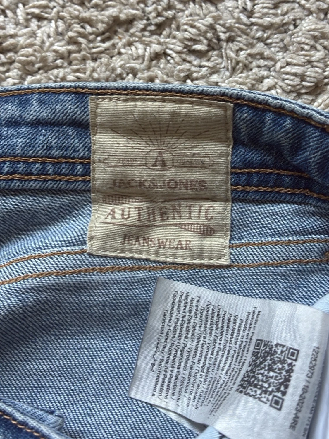 Blå raka jeans med slitning - 2