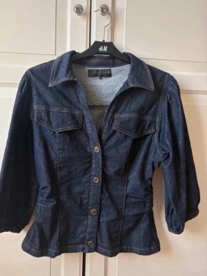 Mörkblå jeanstopp blus Zara - Så snygg jeanstopp från Zara! Passar till verkligen allt och klär verkligen upp än!