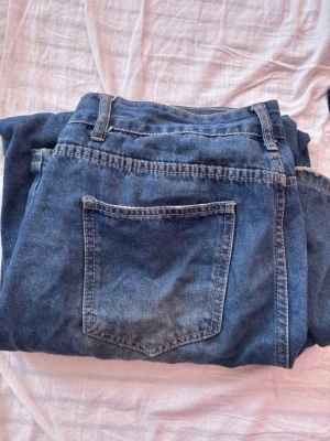 Baggy jeans - Säljer dessa då dom är för små för mig i midjan, dom är ett par snygga baggy jeans som kan gå till en basic outfit och en extrem outfit. Dom är lite slitna där nere som jag visar på bild. Skriv i dm ifall fler frågor❤️