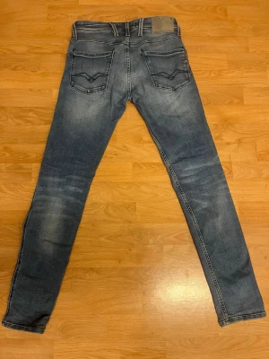 29/32 replay anbass - Snygga blå slim fit anbass jeans från Replay. Säljer då dem är för små, har ej använts