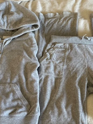 Grått loungewear-set Juicy Couture XS-XXS - Mysigt grått loungewear-set från Juicy Couture! Varan är i fint skick men har några små skador(se bild)Skriv privat om du är intresserad och vill ha fler bilder!💗