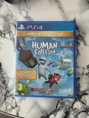 Human Fall Flat Anniversary Edition PS4 - Human Fall Flat Anniversary Edition till PS4. Roligt fysikbaserat pusselspel med färgglad blå och vit omslagsdesign. Spela solo eller med vänner i galna, drömlika miljöer. Omslaget är av plast och spelet är PEGI 3.kolla gärna in mina andra annonser 