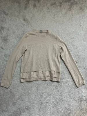 Kashmir tröja  - Beige kashmir tröja med volanger. Mycket bra skick. XS-S. 