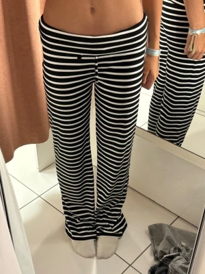 Randiga yoga pants  - Säljer dessa supersköna randiga yoga pants. De är ifrån Gina. De är märkta i storlek 170, men passar ungefär XS–M eftersom de går att knyta i midjan under den vikbara linningen. Knytbandet syns inte när man har dem på. Plus de är ganska långa, passar dig som är 165-175💞.  De är i mycket fint skick och har inga hål eller fläckar. Hör gärna av dig om du har frågor eller vill ha fler bilder! 😊