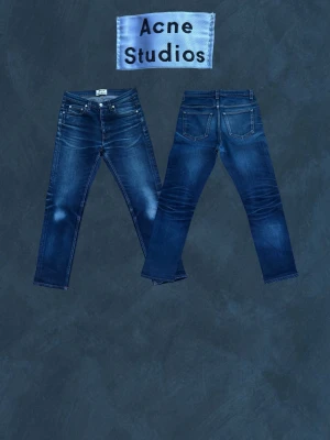Acne Studios Jeans - Snygga mörkblå jeans från Acne Studios med smal passform och klassisk femficksdesign. Jeansen har lätt slitna detaljer och raka ben. Perfekta för dig som gillar stilrena och trendiga jeans i hög kvalitet.