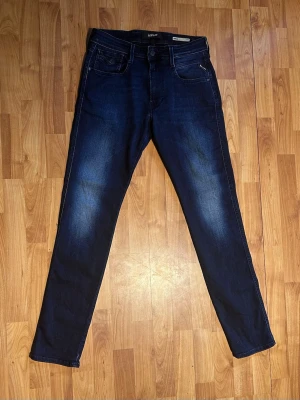 Replay Anbass Slim Fit  - Hej! Säljer dessa fina Replay jeans som inte används längre. De har en mycket fin mörblå färg och en skön passform. 
