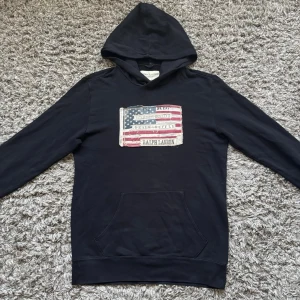 Denim supply rl hoodie - Säljer denna riktigt feta RL denim Supply USA hoodien!⭐️Storlek = S!🤝Skick = 9/10!🙌Hör gärna av er om ni har funderingar!👍