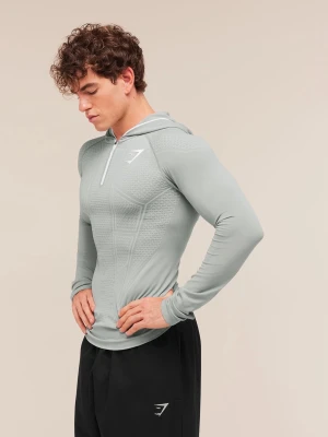 Onyx v1 färg grå  - Säljer en ljusgrå, tight hoodie från Gymshark med lång ärm och halv dragkedja framtill. Tröjan har ett diskret mönster i tyget och Gymshark-logga på bröstet. Perfekt för träning eller chill. Tillverkad i ett stretchigt funktionsmaterial.