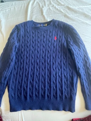 Ralph lauran tröja - Säljer nu denna Polo Ralph lauren tröjan som är i jätte fint skick. Står stolek M men är mer som en S i storlek  Hör av dig om du har någon fråga ☺️🌸