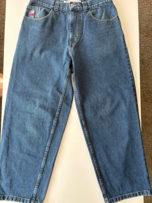Polar skate Big boys - Big boy jeans från Polar skate Co, köpte dessa för ett par år sedan och har sedan dessa legat i en låda orörda. Jeansen är i mycket fint skick, och nästintill nyskick.