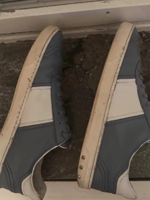 Blåvita sneakers med retrostil - Tja, säljer mina blåa Valentino flycrews nu. Antingen om du har något att byta eller betalning, båda funkar toppen. ❗️endast Stockholm❗️För mer info  dm!