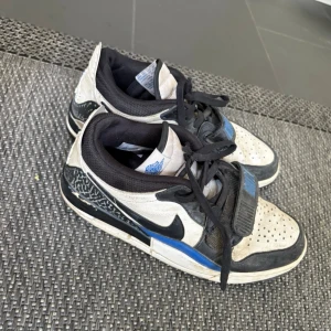 Nike air Jordan Legacy 312 - Nike air Jordan Legacy 312. Har använt dom i några månader och nu är de för små för mig, Jag köpte dom i Stadium, har inte kvittot