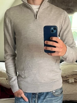 Charles tyrwhitt merinoull merino zip quarter half zip - Riktigt snygg Charles tyrwhitt zip tröja quarter zip i merinoull material väldigt skönt och premium. fint skick inga fel storlek S kan ta mått vid behov. Endast 315kr ej hugget i sten kom gärna med frågor och prisförslag har även mycket mer liknande i min profil alla storlekar kolla gärna stor rabatt vid köp av flera 😁✌️