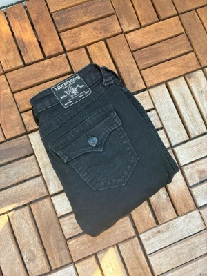True religion jeans  - Sparsamt använda, väldigt fint skick. OBS! Jeansen är upplagda hos skräddare, jag är 160cm.                                                         Modell: Becca, strl 27.                            Nypris: 1299kr
