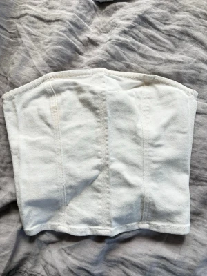 Jeans topp - Vit jeans topp från hm vid dragkedjan i ryggen