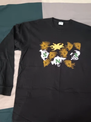 SNS 'Continents' Longsleeve Tee XL - Inköpt 2023, använd vid endast ett fåtal tillfällen så skicket är väldigt bra.