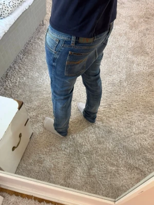 Nudie jeans - Nudie Jeans Tilted Tor | skick 9/10 | Storlek 33/32 | Pris - 549kr | Modellen är ca 180cm lång | Hör av dig vid minsta fråga eller fundering!!