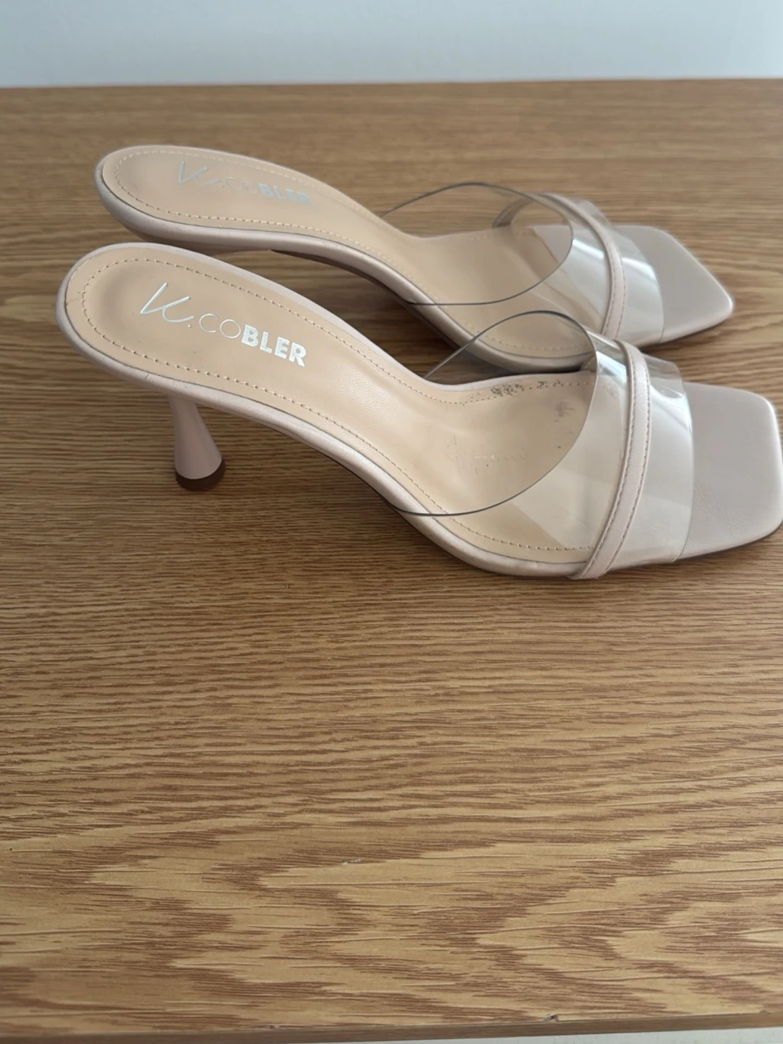Beige pumps med transparent rem - 1