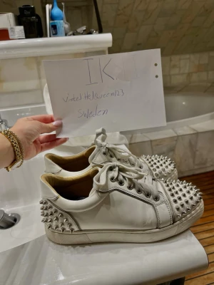 Louboutin Spike skor  - Louboutin skor som jag köpte 2022 i deras butik i Köpenhamn, Använde dom i 1,5 år och sedan inte använd dom sen dess. Jag tar endast emot seriösa frågor och köpare. Skriv för äktahetsbevis och kvitto. Nypris 12.000 men säljer för 4500. Storlek 36