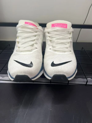 Vita Nike ZoomX sneakers - Använt bara inne i gymmet. Dom har inga håll eller skador. Helt fräscha från insidan. 