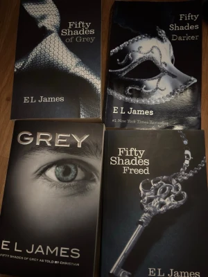 Fifty Shades-serien av E L James - Säljer fyra böcker ur Fifty Shades-serien av E L James: Fifty Shades of Grey, Fifty Shades Darker, Fifty Shades Freed och Grey. Omslagen går i svart, grått och silver med detaljer som nyckel, mask och slips. Perfekt för dig som gillar romantik och drama. Hela bokserien i mycket bra skick alla sidor kvar lite märken på omslagen som är lite vikta annars inget fel på dom, det är engelsk språk 